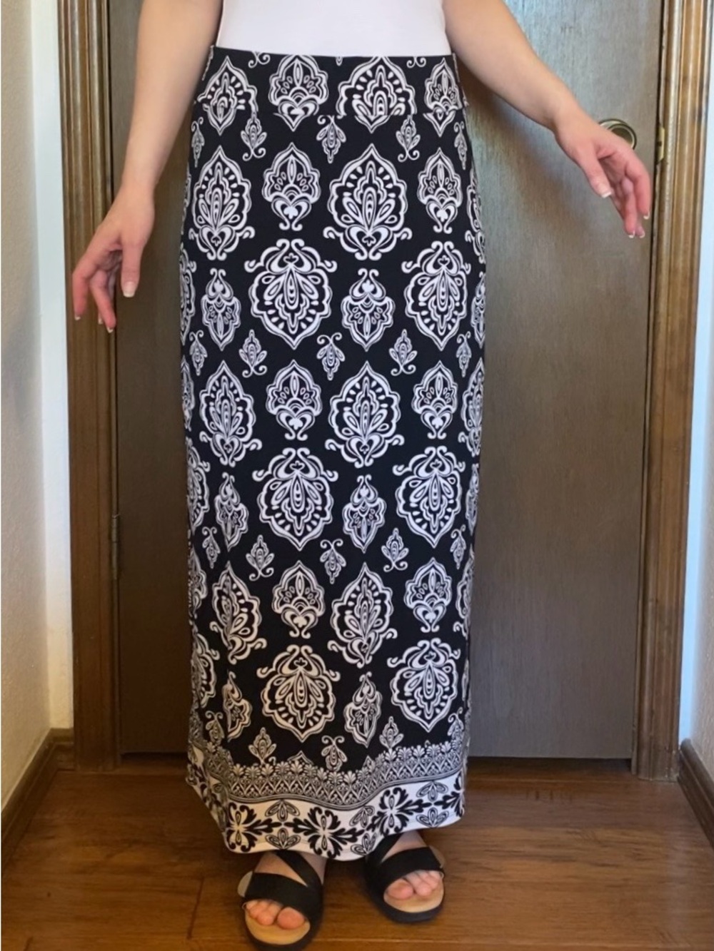 White House Black Market Black and White Paisley Print Maxi Skirt like new